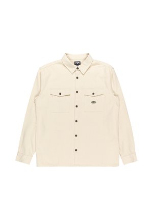 Camicia button-up beige chiaro in misto cotone, con due tasche sul petto, bottoni scuri e un piccolo logo sul lato sinistro. Maniche lunghe.