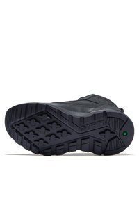 Chaussure noire imperméable avec une semelle en caoutchouc texturé dotée de profondes rainures et d'une touche de vert. La tige présente des accents cousus et un design élégant.