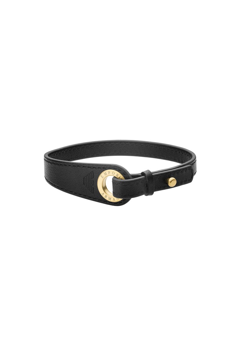Schwarzes Lederarmband mit kreisförmiger Hardware in Goldfarbe und geprägten Logodetails. Es hat eine glatte Textur und einen verstellbaren Verschluss.