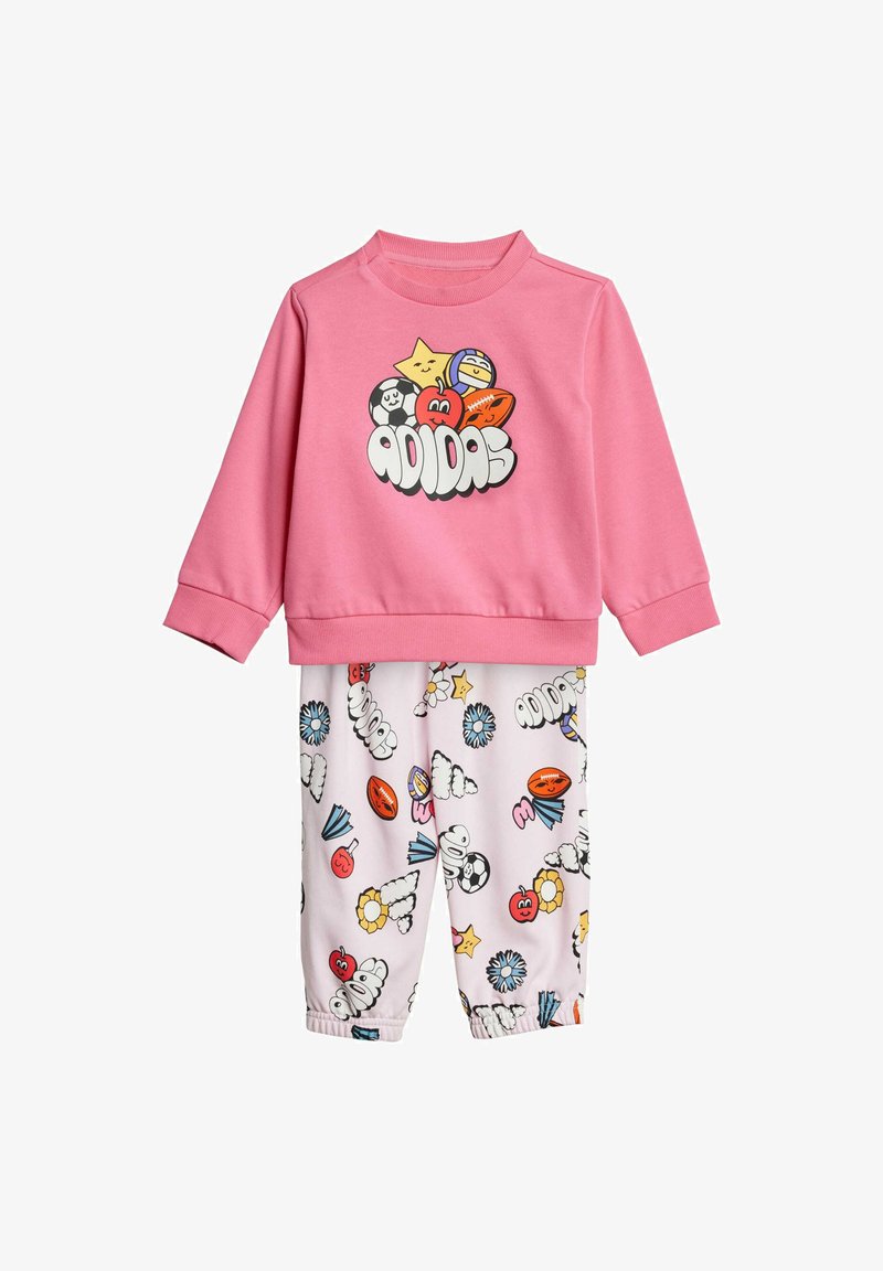 Sudadera rosa con logotipo gráfico, combinada con pantalones elásticos de cintura con un patrón colorido y juguetón de varios íconos.