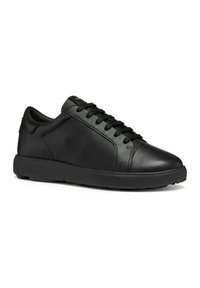 Baskets en cuir noir avec une texture lisse, dotées d'un bout arrondi, de lacets noirs et d'un design minimaliste. Semelle en caoutchouc avec des accents subtils.