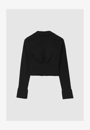 Schwarze, kurze Jacke mit langen Ärmeln, einem Kragen und elastischen Raffungen an der Taille. Verfügt über breite Bündchen und eine glatte Textur.