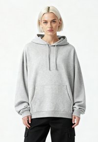 Pilkas megztinis su gobtuvu, pagamintas iš minkštos medžiagos, su priekinėmis kišenėmis, raišteliu ant gobtuvo bei raukšlėtomis rankovėmis ir apačia. Atsipalaidavęs fasonas su nuleistomis pečių linijomis.