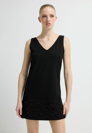Zwarte mouwloze jurk met een V-hals, voorzien van een decoratief kralenpatroon aan de zoom. Glad stof, aansluitende pasvorm en lengte boven de knie.