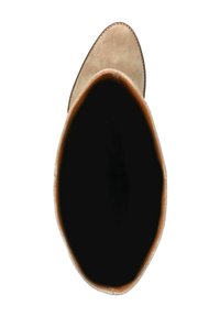 Stivaletto in suede beige con punta rotonda, texture liscia e fodera in pelle, caratterizzato da un bordo cucito e un interno morbido e scuro.