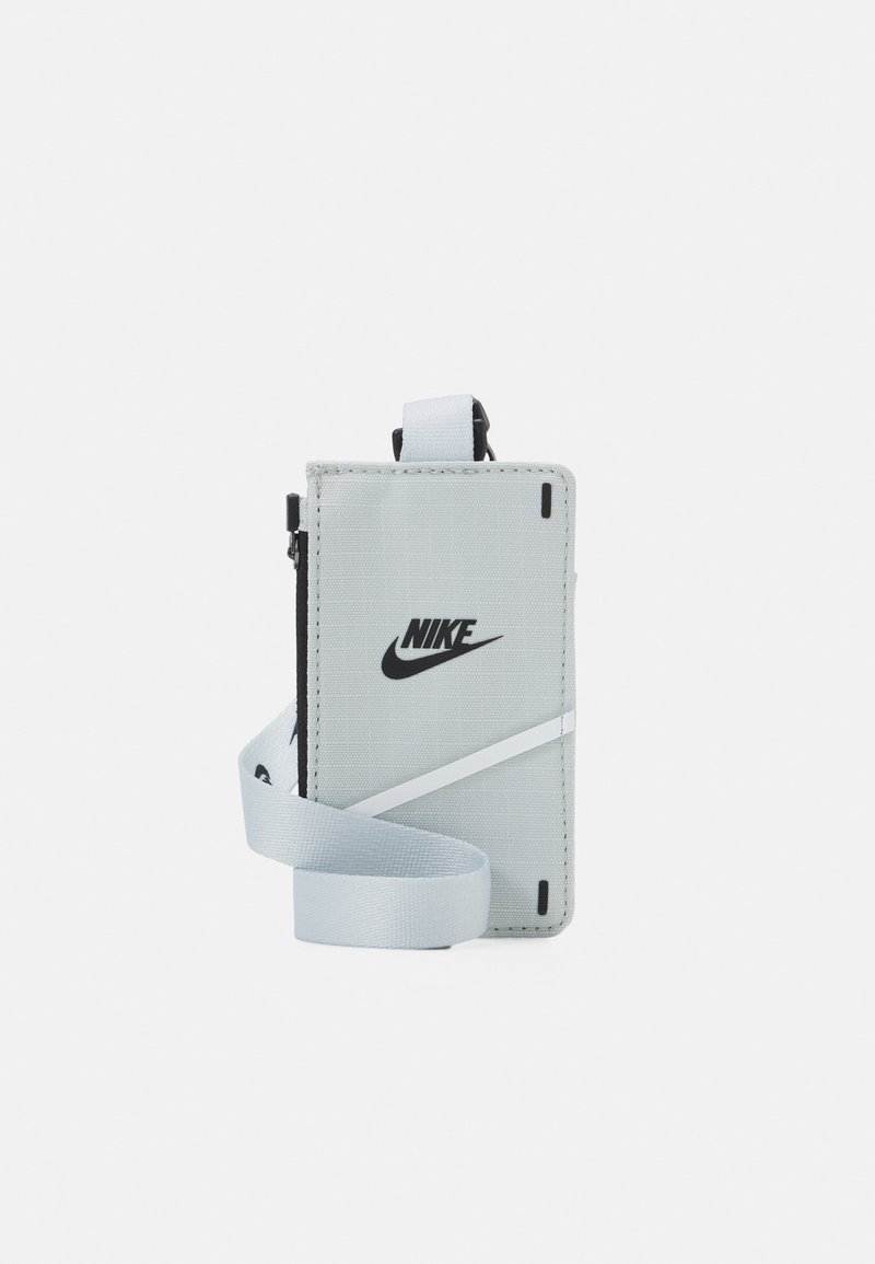 Nike Sportswear LANYARD BADGE ZIP UNISEX Wallet light silver/white/black/silvercoloured
