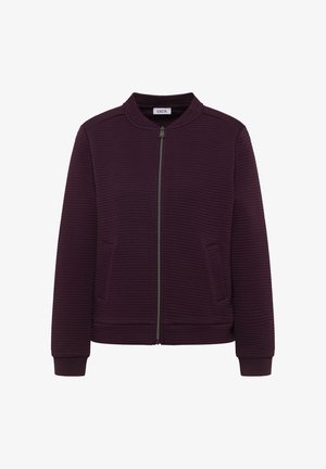 Bordowa kurtka na zamek błyskawiczny z prążkowaną fakturą, okrągłym kołnierzem i dwoma przednimi kieszeniami. Dopasowane mankiety i dół. Widoczna metka marki wewnątrz.