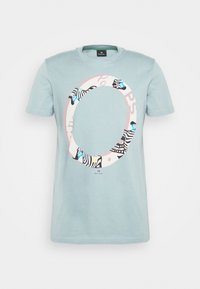 Hellblaues Baumwoll-T-Shirt mit einem runden Grafikdesign, das Zebras und einen pinken Akzent zeigt. Standardpassform mit kurzen Ärmeln und Rundhalsausschnitt.