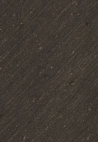 Tejido oscuro con textura y un sutil tejido en diagonal, que presenta pequeñas motas más claras a lo largo de la superficie, creando profundidad e interés.