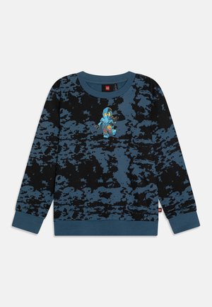 Ninjago-tema sweatshirt i blå og sort, med et splattermønster og en trykt karakterskildring på forsiden. Blødt bomuldsstof.