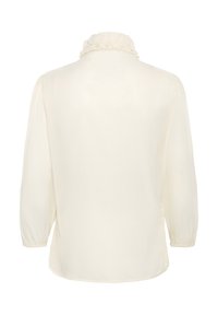 Witte blouse met een gerafelde kraag, lange pofmouwen en een glad, lichtgewicht stof. De achterkant is eenvoudig zonder extra details.