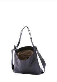 Zwarte leren schoudertas met een zachte, gestructureerde afwerking, een ruime binnenkant en een buitenzak, voorzien van lange, platte hengsels.