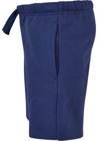 Marineblå bomullsshorts med elastisk midje, sidelommer og flate sømmer; glatt tekstur og minimalistisk design.