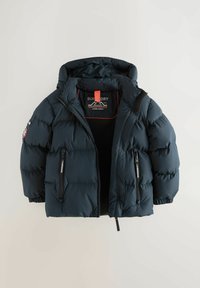 Námornícky modrá páperová bunda s kapucňou, s predným zipsom, dvoma bočnými vreckami na zips a emblémom na ľavom rukáve. Textúrovaná tkanina.