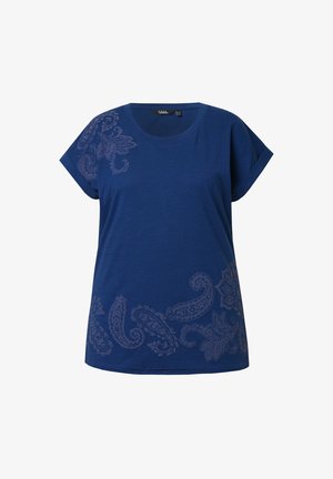 Donkerblauwe t-shirt van zachte stof, met een ingewikkeld paisleypatroon in een lichtere tint langs de onderkant en schoudergebieden.