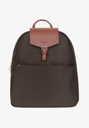 Sac à dos en nylon marron au design épuré, avec un rabat en cuir marron, une fermeture à boucle en argent et une poche zippée à l'avant pour un rangement supplémentaire.