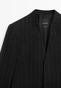 Czarna marynarka z mieszanki wełny, z klapami z wycięciem, pionowymi szarymi prążkami i minimalistycznym designem. Wewnątrz metka z napisem "Massimo Dutti".