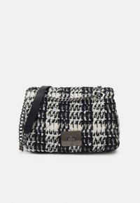 Borsa a tracolla in tweed nero e bianco intrecciato con forma rettangolare, tracolla in catena argentata, accessori in metallo nero opaco e chiusura con fibbia frontale.