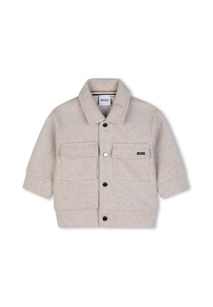 Lichtbeige wollen jas met korte mouwen, twee voorzakken met klep, zwarte knopen en klein BOSS-logo op de linkerzak.