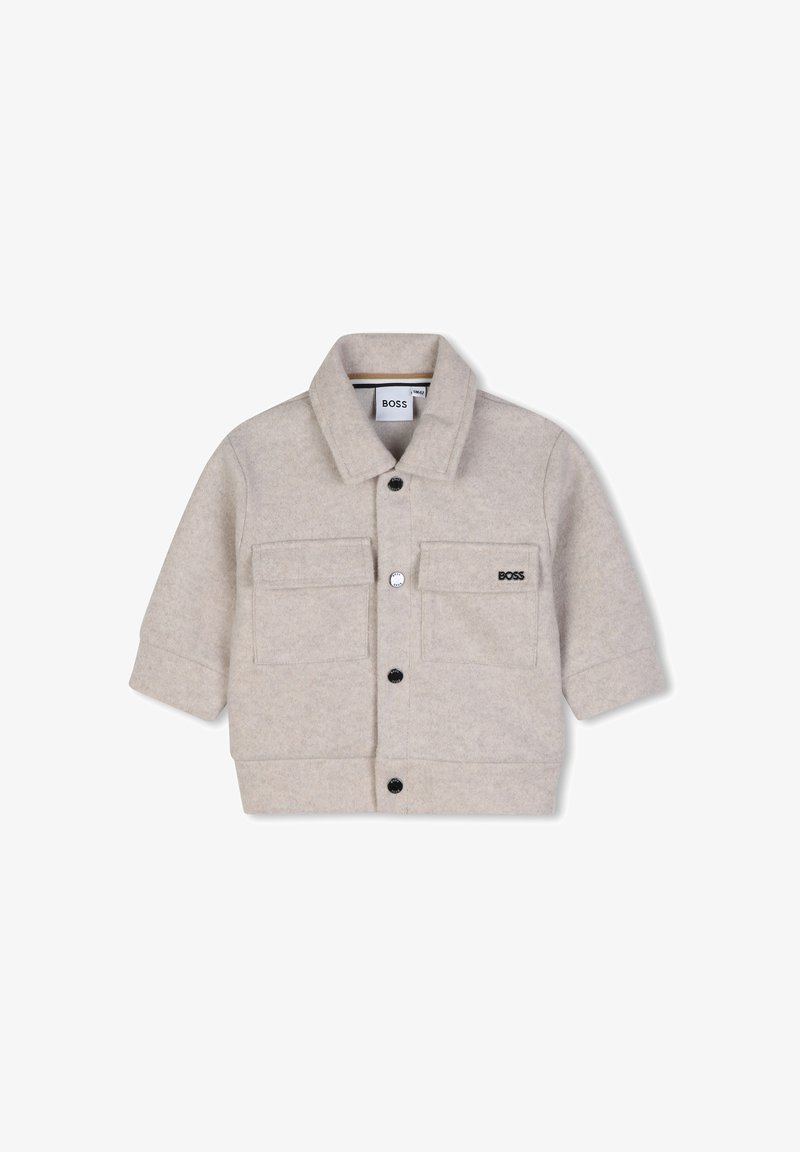 Veste en laine beige clair à manches courtes, deux poches avant à rabat, boutons noirs et petit logo BOSS sur la poche gauche.