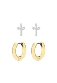 Pendientes de aro en tono dorado con un acabado suave, combinados con pendientes de cruz de tono plateado, que presentan un diseño minimalista.