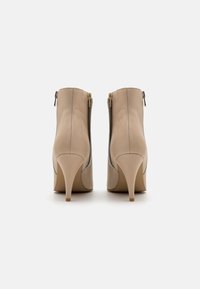 Zign Stivaletti con tacco - beige