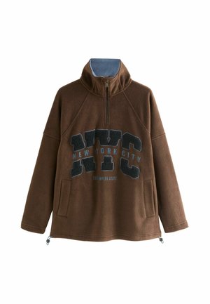 Brauner Fleece-Pullover mit hohem Kragen, Reißverschluss und Seitentaschen. Die Vorderseite zeigt großen blauen und schwarzen Grafiktext: "NYC NEW YORK CITY."