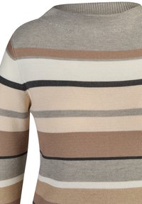 Gestreifter Strickpullover in Beige-, Braun-, Grau- und Schwarztönen. Mit Rundhalsausschnitt und strukturiertem Stoff.