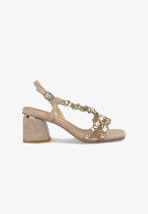 Beige Wildleder-Sandalette mit Blockabsatz und dekorativen Metall-Kristall-Riemen. Verfügt über einen verstellbaren Knöchelriemen und ein offenes Zehendesign.