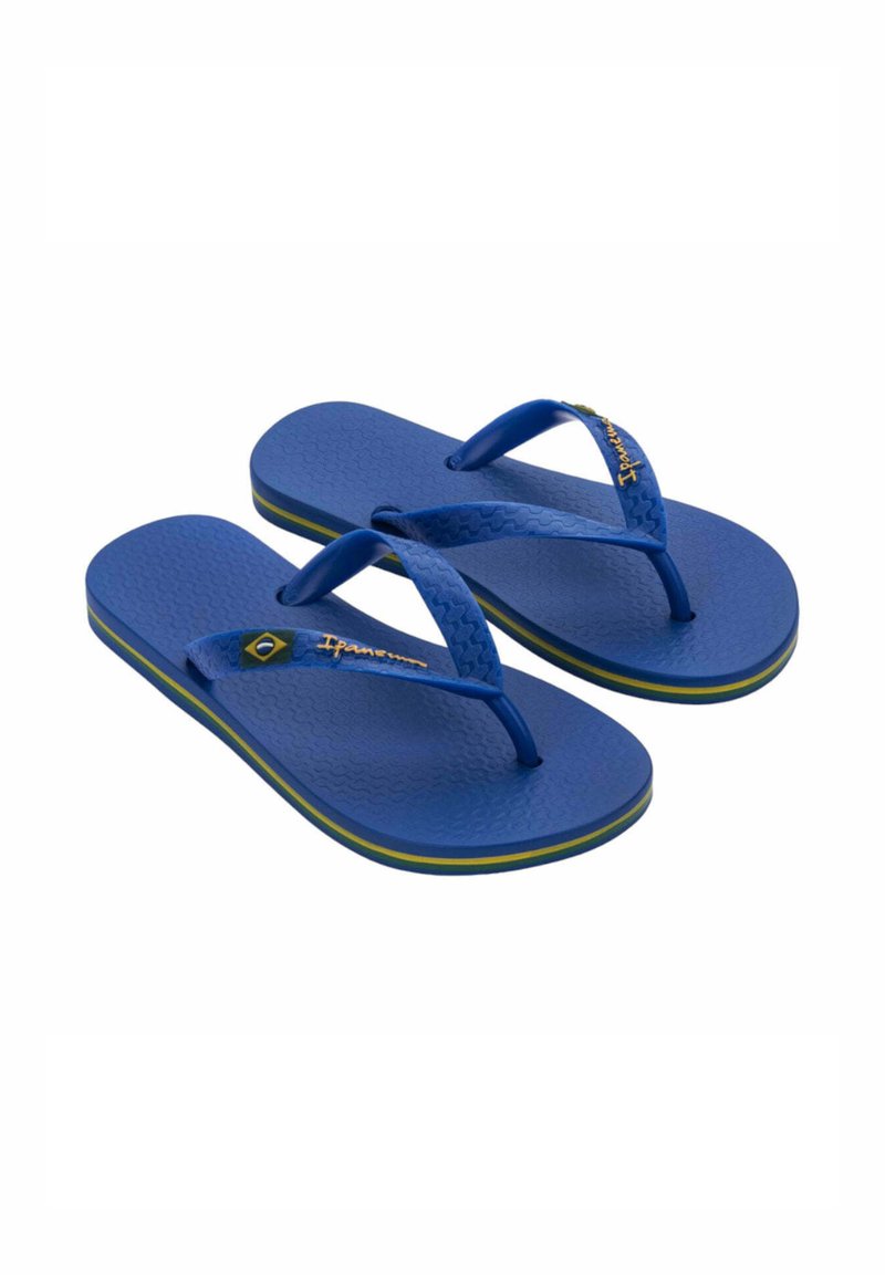 Blauwe flip-flops met een gestructureerde zool, voorzien van blauwe banden en gele-groene accenten. Merkl Logo zichtbaar op een band. Lichtgewicht ontwerp.
