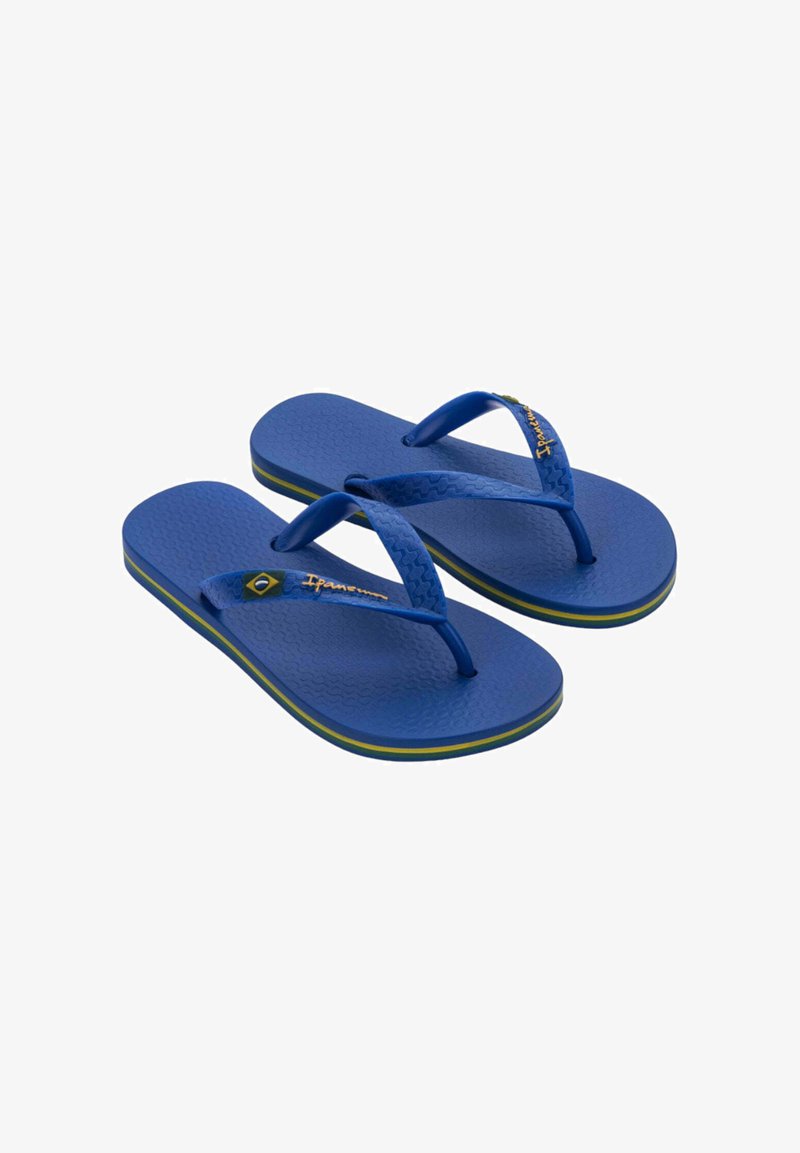 Blauwe flip-flops met een gestructureerde zool, voorzien van blauwe banden en gele-groene accenten. Merkl Logo zichtbaar op een band. Lichtgewicht ontwerp.