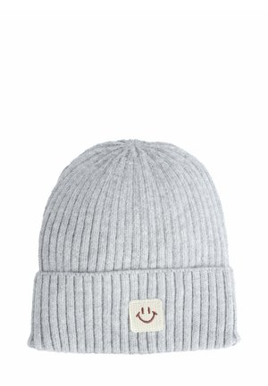 Berretto grigio a maglia con texture a coste, orlo piegato e una toppa quadrata con una faccia sorridente. Materiale caldo e confortevole.