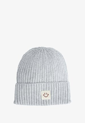 Berretto grigio a maglia con texture a coste, orlo piegato e una toppa quadrata con una faccia sorridente. Materiale caldo e confortevole.