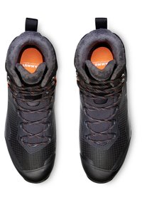 Chaussures noires pour l'extérieur avec une tige synthétique texturée, des accents orange et une doublure en peluche grise. Elles sont dotées de lacets robustes et d'une languette au col.