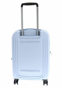 Valise rigide bleu clair avec un design rainuré, poignée télescopique argentée et deux roues noires. Présente un marquage en façade.