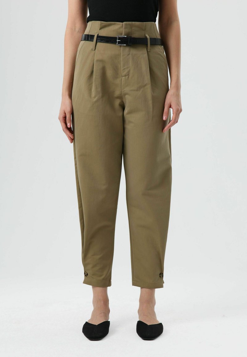 Khaki taps toelopende broek met voorplooien, hoge taille, zwarte riem en met knopen afgewerkte manchetten. Soepele textuur en enkellang ontwerp.