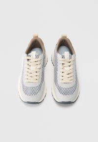 Αθλητικά παπούτσια σε ανοιχτό γκρι χρώμα με επάνω μέρος από δίχτυ, μπεζ λεπτομέρειες και εκρού κορδόνια. Διαθέτουν επενδεδυμένο γιακά και υφή στη σόλα από καουτσούκ.