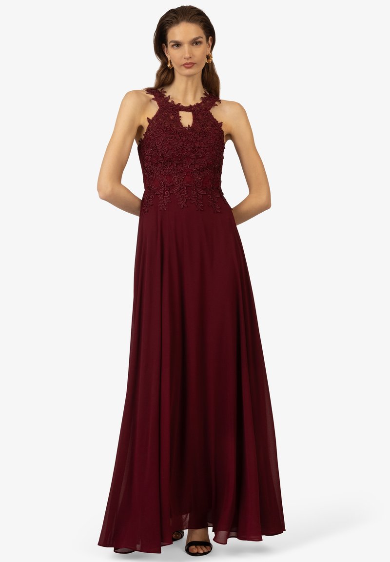 Bordeaux avondjurk met een aansluitende, geborduurde corsage, keyhole halslijn en vloeiende rok. Bevat delicate bloempatronen en dunne bandjes.