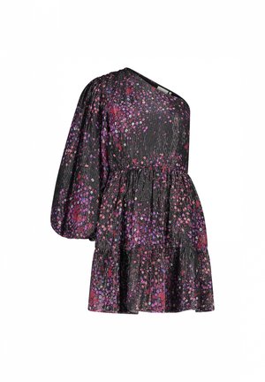 Zwarte jurk met één pofmouw, featuring een gelaagd ontwerp en een bloempatroon in roze en paarse tinten op een gestructureerde stof.