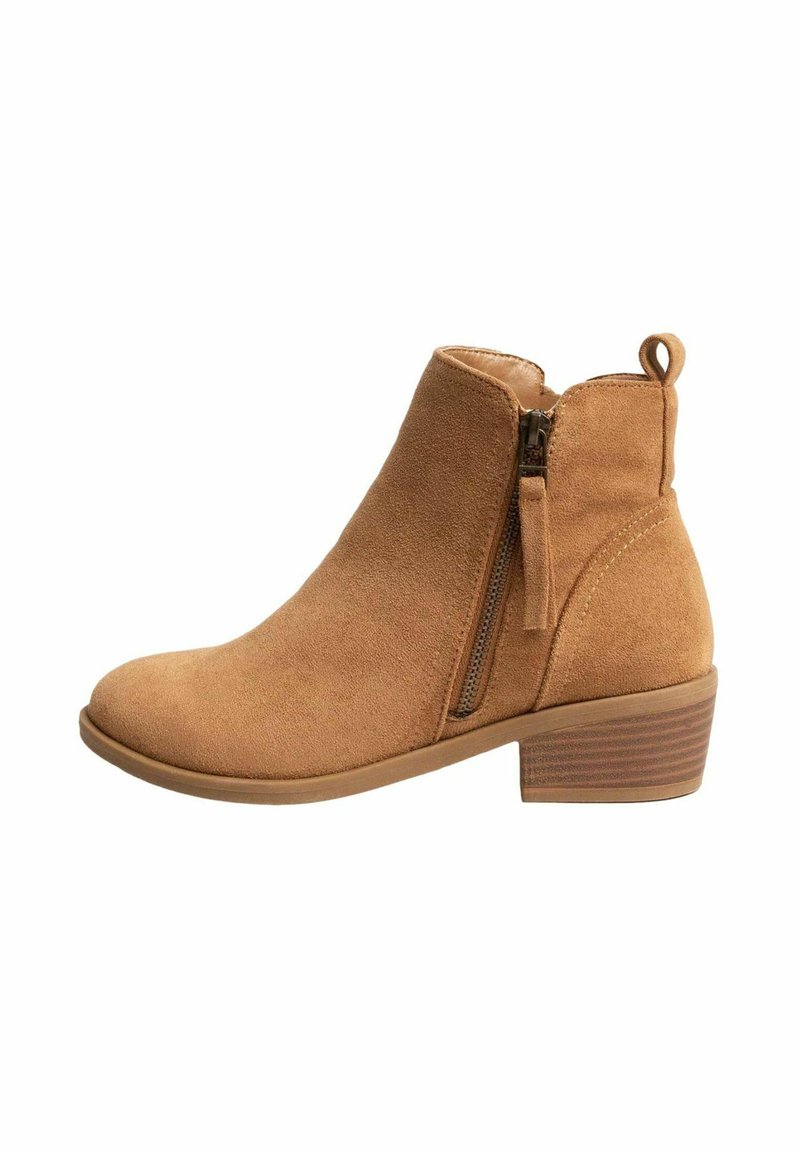 Botas de tobillo marrones de ante, con cierre lateral, un lazo y un tacón bajo apilado con textura similar a la madera.