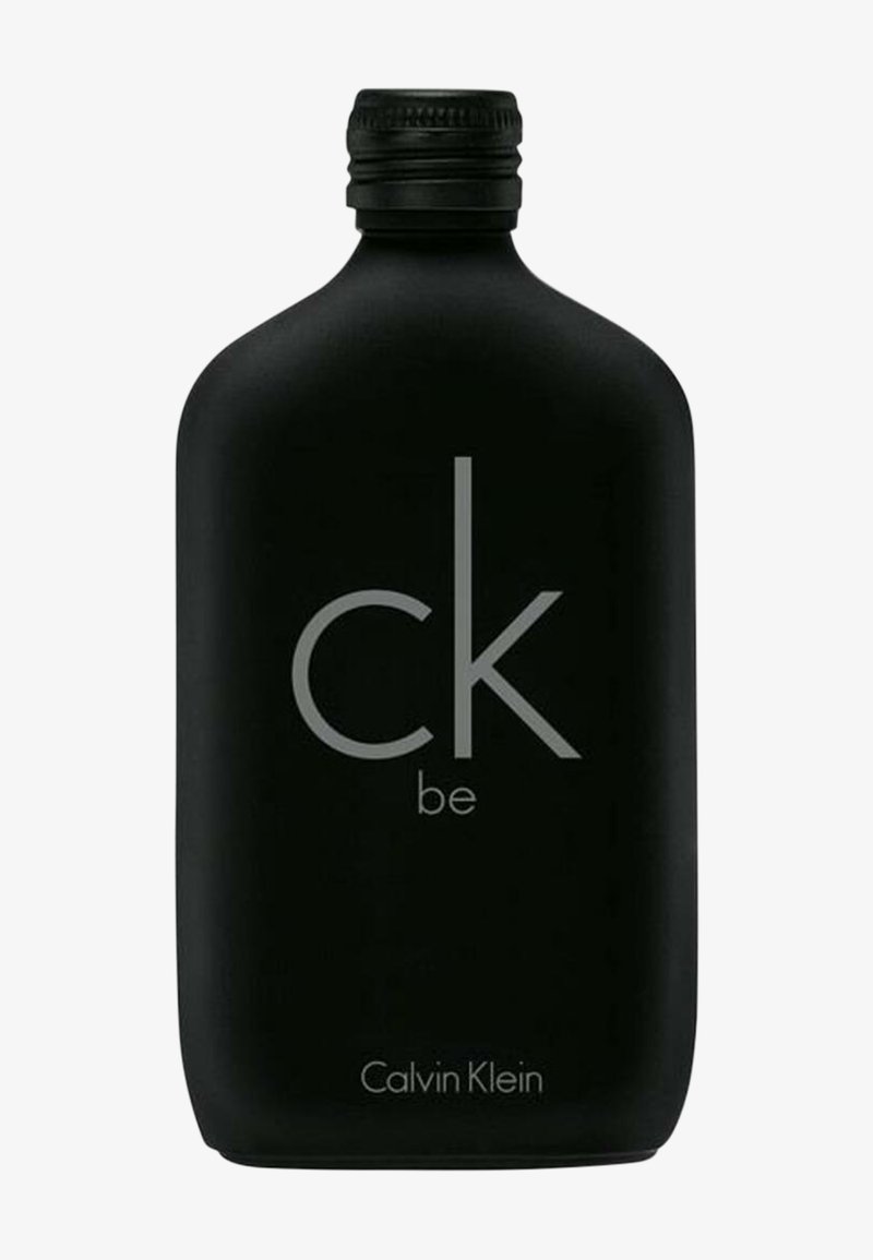 Botella negra mate con bordes redondeados, que presenta texto plateado en relieve "ck be" y "Calvin Klein" en la parte inferior. Tapa de rosca.