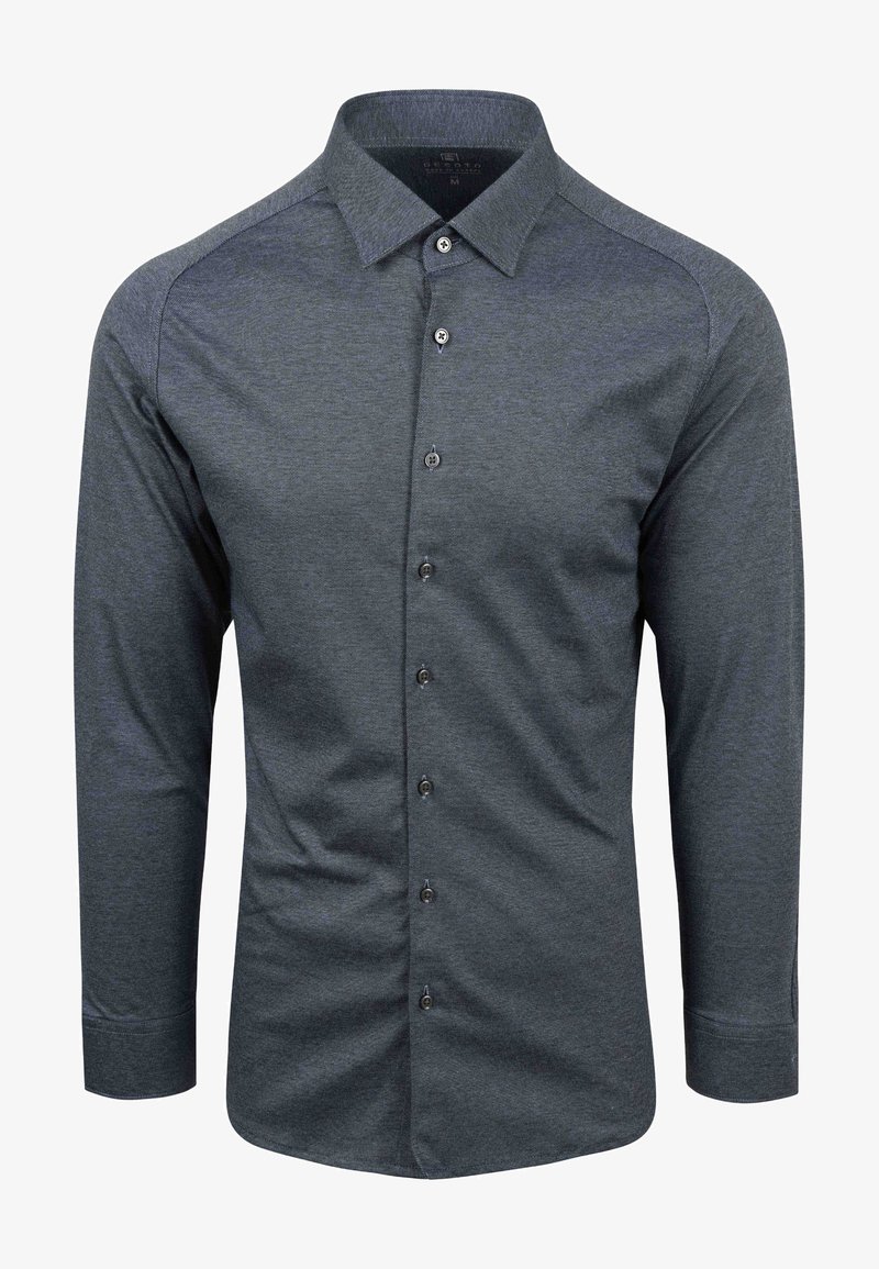 Heren overhemd met lange mouwen, donkergrijze stof, gladde textuur, klassieke kraag, zes knopen aan de voorkant, contrasterende schouderaccenten.