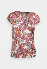 Satinbluse med en cremefarvet baggrund, der har et livligt pink og orange paisley-mønster. Korte ærmer og en rund halsudskæring.