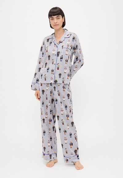 Conjunto de pijama às riscas com personagens de desenhos animados coloridos, feito de tecido suave, com uma camisa de botões e calças largas. Com punhos nas mangas.