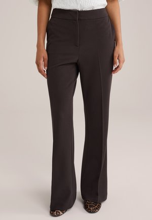 Pantaloni marroni su misura con design a gamba dritta. Tessuto liscio, vita aderente e uno stile minimalista abbinato a tacchi in stampa leopardo.