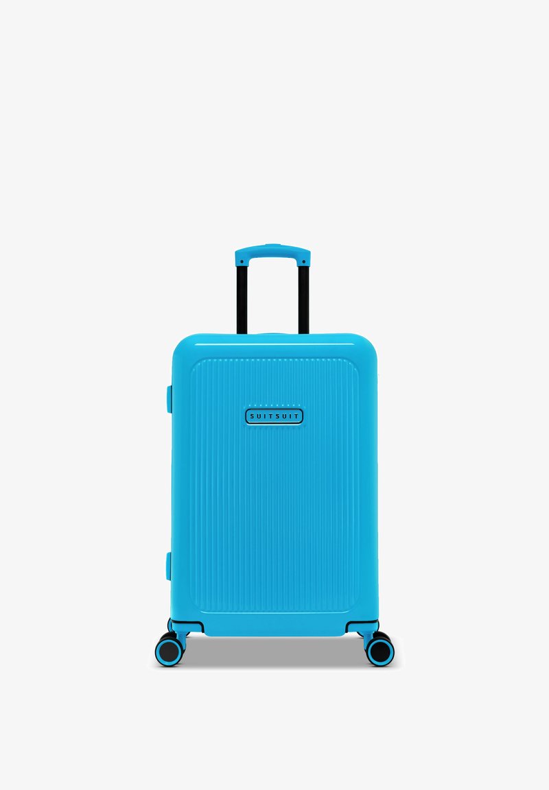 Blauwe harde koffer met verticale ribbels, zwart uitschuifbaar handvat en vier wielen. Bevat een logo in het midden.