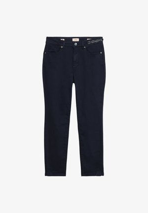 Jeans in misto cotone blu navy con vestibilità slim, cinque tasche, chiusura con bottone metallico e una cintura decorativa con anelli circolari.