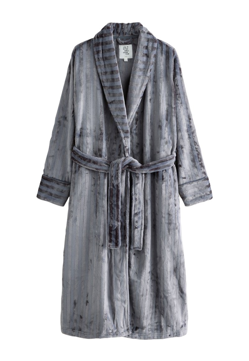 Grijze pluche badjas met verticale strepen, sjaalkraag en bijpassende ceintuur. Zachte textuur met een gezellige uitstraling.