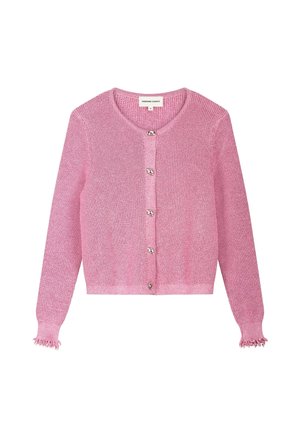 Roze gebreide cardigan met ronde hals, vijf decoratieve knopen aan de voorkant en franjes aan de manchetten van de lange mouwen.