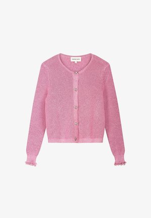 Roze gebreide cardigan met ronde hals, vijf decoratieve knopen aan de voorkant en franjes aan de manchetten van de lange mouwen.